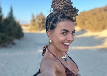 Μαρία Σολωμού: Χόρεψε με τα κύματα στην Σαντορίνη