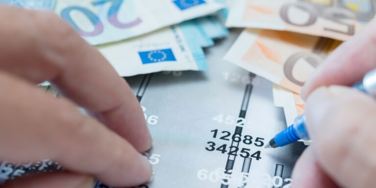 Πλεόνασμα με… λογιστικά τρικ: Υπερφορολόγηση και περικοπές πίσω από τα “ρεκόρ” του προϋπολογισμού