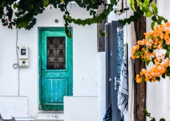 “Με το κυάλι” βλέπουν οι Έλληνες τα ακίνητα στα νησιά: Σε δυσθεώρητα ύψη οι τιμές, οι ακριβότερες περιοχές