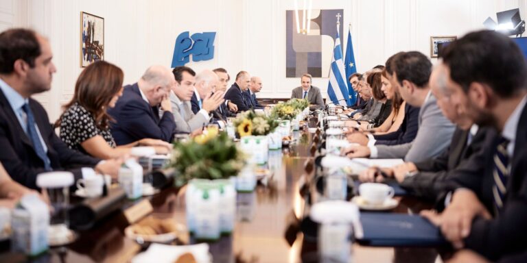 Σάλος με την καλλονή που δηλώνει “συνεργάτης” υπουργού