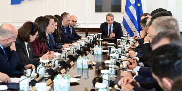 Τα βρισίδια του… κύριου υπουργού που έχασε τη μιντιακή στήριξη