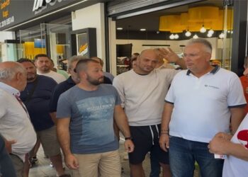 Συγκέντρωση αγροτών έξω από τα γραφεία του ΟΠΕΚΕΠΕ