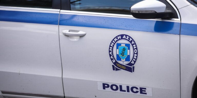 Θεσσαλονίκη: Επίθεση με μολότοφ σε περιπολικό της ΕΛΑΣ, έξω από το τουρκικό προξενείο
