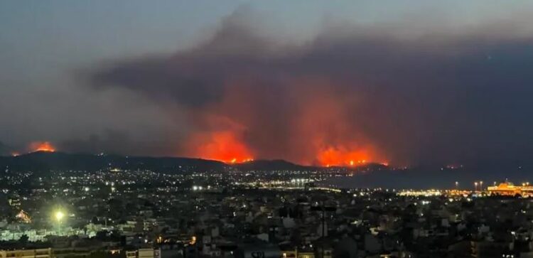 Φλέγεται η χώρα: «Άγρια νύχτα» σε Αχαΐα και Χίο – Τι θα γίνει με τους «πρόσφυγες» των εκκενώσεων – Δύσκολες ώρες σε Ζάκυνθο, Πρέβεζα, Άρτα, Βόνιτσα