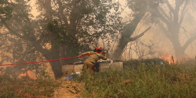 Συναγερμός για την φωτιά στην Αχαΐα: Απανωτά μηνύματα για εκκενώσεις – 7 αεροσκάφη στην μάχη