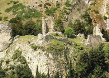 Κοζάνη: 48χρονος άντρας απειλούσε να πέσει στο κενό στα Κάστρα Σερβίων