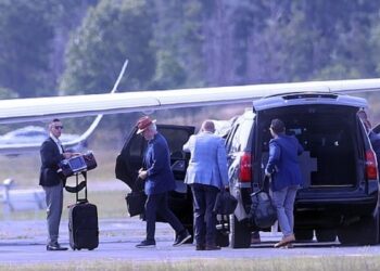 Νέες ανησυχίες για την υγεία του Μπιλ Κλίντον: Ο πρώην Πρόεδρος των ΗΠΑ εθεάθη με φορητό απινιδωτή