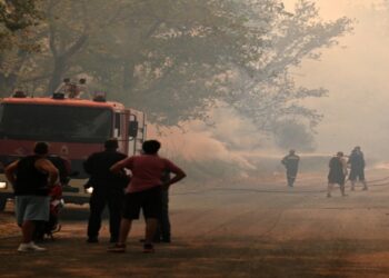 Απ΄ τις φλόγες η χώρα ζωσμένη: Απειλούν την Πάτρα – Εκκενώθηκε το «Καραμανδάνειο» νοσοκομείο – Καίγονται σπίτια στην Φιλιππιάδα – Αναζοπυρώσεις σε Ζάκυνθο και Χίο, μέτωπο στην Ηλεία