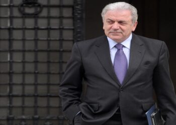 Και ο Αβραμόπουλος εκτός γραμμής – Πληθαίνουν οι φωνές της Νέας Δημοκρατίας για τα εθνικά