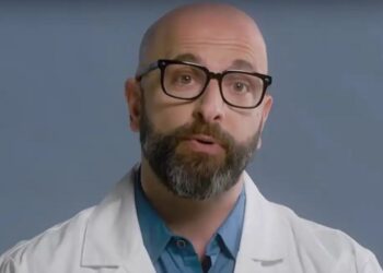 Δ. Δασκαλάκης: Ποιος είναι ο Ελληνοαμερικανός γιατρός που είπε στον Κένεντι τζούνιορ: Ως εδώ!