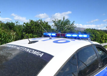 Ασπρόπυργος: Χειροπέδες σε 25χρονη που είχε στο σπίτι της σπαθιά, πιστόλια και ξιφίδια