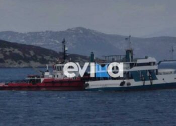 Προσάραξη φέρι μποτ στα Νέα Στύρα: Ρυμουλκά προσπαθούν να το αποκολλήσουν