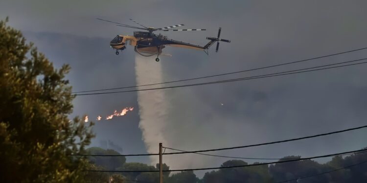Συνεχίζεται η μάχη με τις φλόγες στην Ανατολική Αττική: Σε δράση τα εναέρια μέσα από το πρώτο φως