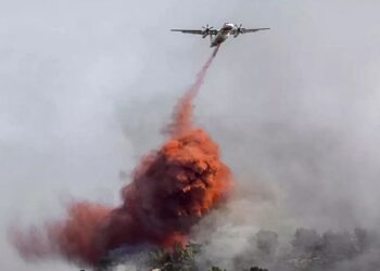 Ανεξέλεγκτη για τρίτη μέρα καίει η μεγάλη πυρκαγιά στη νότια Γαλλία