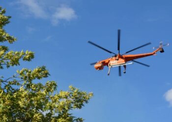 Φωτιά στη Βάλια Κάλντα – Καίει σε δύσβατο σημείο