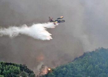 Φλέγεται η χώρα: «Άγρια νύχτα» σε Αχαΐα και Χίο – Τι θα γίνει με τους «πρόσφυγες» των εκκενώσεων – Δύσκολες ώρες σε Ζάκυνθο, Πρέβεζα, Άρτα, Βόνιτσα