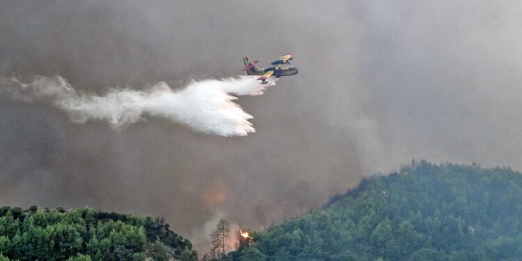 Φλέγεται η χώρα: «Άγρια νύχτα» σε Αχαΐα και Χίο – Τι θα γίνει με τους «πρόσφυγες» των εκκενώσεων – Δύσκολες ώρες σε Ζάκυνθο, Πρέβεζα, Άρτα, Βόνιτσα