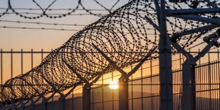 Φιάσκο στις φυλακές Κορυδαλλού: Άνδρας πήδηξε και έριξε δέμα σε πτέρυγα βαρυποινιτών (βίντεο)