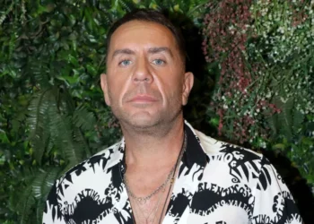 Ο Γιώργος Μαζωνάκης εισήχθη σε δημόσια ψυχιατρική κλινική