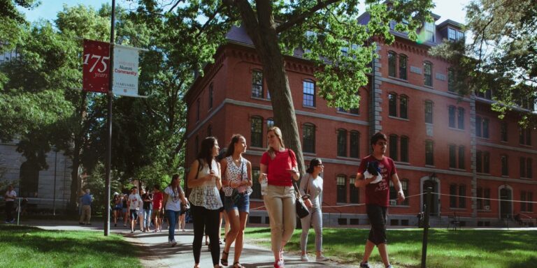 Νέους αποκλεισμούς επιβάλει ο Τραμπ στο Χάρβαρντ