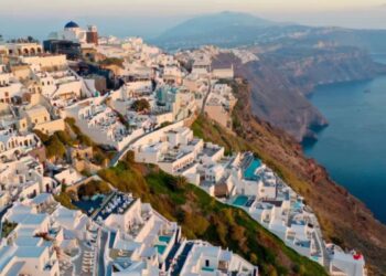 Σαντορίνη: Κατέρρευσε τμήμα γης, έντρομοι οι τουρίστες – Σκόνη κάλυψε τα πάντα