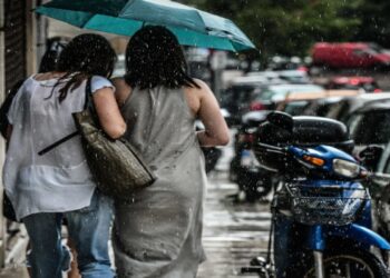 Καιρός: Νέα πτώση της θερμοκρασίας με τοπικές βροχές και καταιγίδες – Τις επόμενες ώρες και στην Αττική τα φαινόμενα