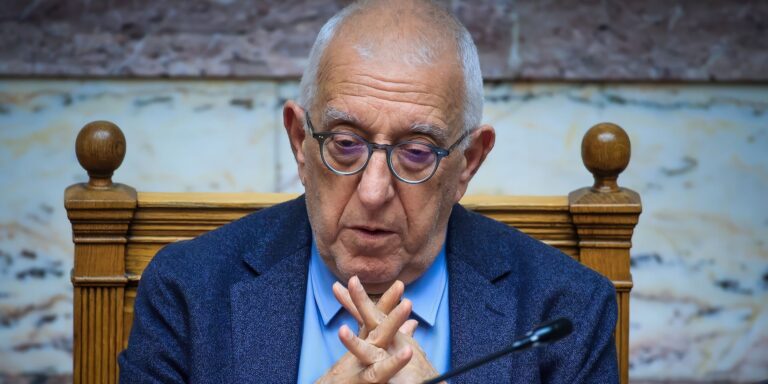 Σφοδρή επίθεση των εποχικών πυροσβεστών για το μπόνους Κακλαμάνη στους υπαλλήλους της Βουλής