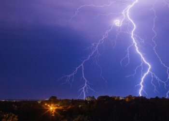 Η αλλαγή του καιρού έφερε πάνω από 10.000 κεραυνούς χθες – Τα 8 μεγαλύτερα ύψη βροχής