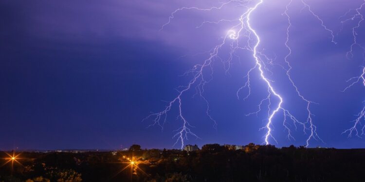 Η αλλαγή του καιρού έφερε πάνω από 10.000 κεραυνούς χθες – Τα 8 μεγαλύτερα ύψη βροχής