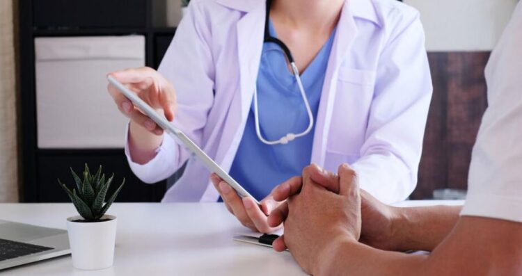 Νέα ελπίδα για τον καρκίνο: Έρχεται φάρμακο που αφοπλίζει την ικανότητά του να κρύβεται