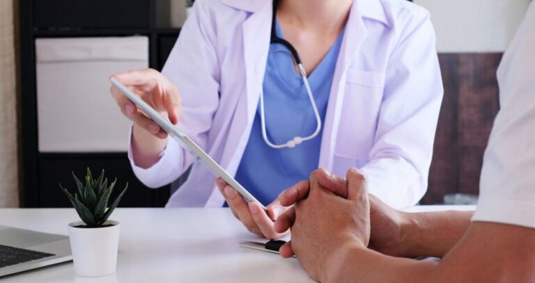 Νέα ελπίδα για τον καρκίνο: Έρχεται φάρμακο που αφοπλίζει την ικανότητά του να κρύβεται