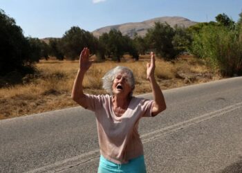 Καρέ – καρέ οι άνθρωποι της Κερατέας μπροστά στην φωτιά – Ή αλλιώς… αν η απόγνωση είχε πρόσωπο