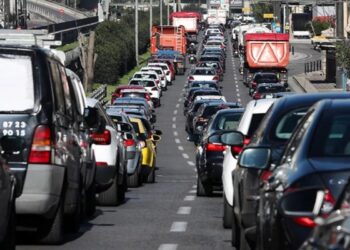 Τροχαίο στον Κηφισό: Σφοδρή σύγκρουση φορτηγού με ΙΧ – Καθυστερήσεις στο ρεύμα προς Πειραιά