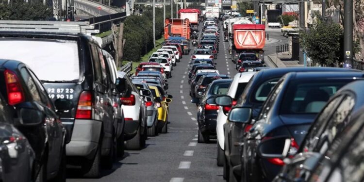 Τροχαίο στον Κηφισό: Σφοδρή σύγκρουση φορτηγού με ΙΧ – Καθυστερήσεις στο ρεύμα προς Πειραιά