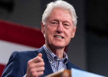 ΗΠΑ: Η Βουλή των Αντιπροσώπων κλήτευσε Μπιλ και Χίλαρι Κλίντον για την υπόθεση Έπσταϊν