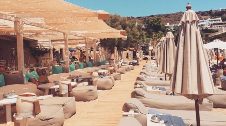 Μύκονος: Τι συμβαίνει όταν ένας TikToker ενθουσιάζεται με τις ξαπλώστρες των 450 ευρώ (βίντεο)