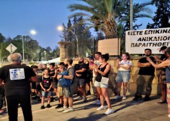 Κύπρος: Διαμαρτυρία για τη φωτιά στη Λεμεσό – «Είστε επικίνδυνα ανίκανοι»!