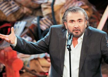 «Πάρε την Πόρσε να σβήσεις τη φωτιά» – Ανάρτηση κόλαφος κατά της κυβέρνησης από τον Λαζόπουλο