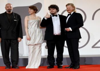 Φεστιβάλ Βενετίας: Αποθεώθηκε η «Bugonia» του Γιώργου Λάνθιμου – Τον χειροκροτούσαν 7 λεπτά