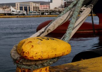 Σε ισχύ το απαγορευτικό απόπλου μέχρι τα ξημερώματα – Οι άνεμοι στην Πεντέλη ξεπέρασαν τα 108 χλμ την ώρα