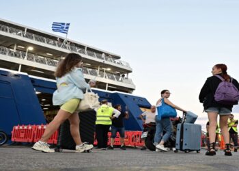 Ούτε καρφίτσα δεν πέφτει στο λιμάνι του Πειραιά – Κλιμακώνεται η έξοδος των αδειούχων