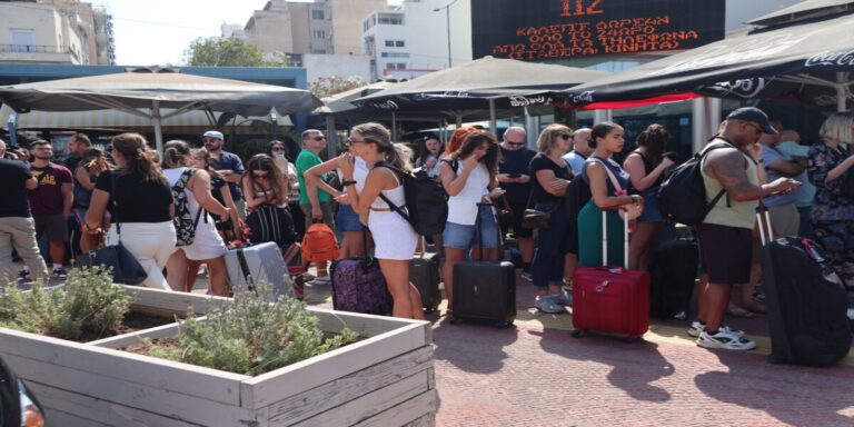 Χιλιάδες επιβάτες εγκλωβισμένοι και νευριασμένοι στο λιμάνι του Πειραιά: Χωρίς ενημέρωση – Σε αναμονή για τα δρομολόγια