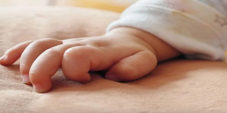 Βρέφος 12 μηνών έπεσε από μπαλκόνι πρώτου ορόφου στα Χανιά