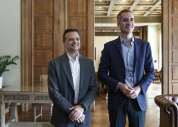 Τρία υπουργεία χτυπούν τον Δούκα για να υπερασπιστούν τον Μπακογιάννη