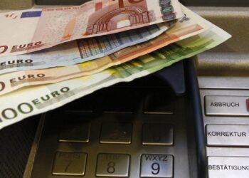 ΑΤΜ – Τράπεζες: Τι αλλάζει από 11 Αυγούστου στις χρεώσεις – Ποιες μηδενίζονται, ποιες μειώνονται σε 1,5 ευρώ