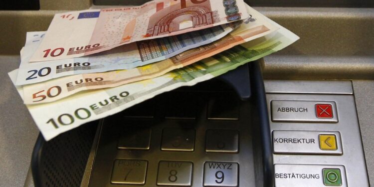 ΑΤΜ – Τράπεζες: Τι αλλάζει από 11 Αυγούστου στις χρεώσεις – Ποιες μηδενίζονται, ποιες μειώνονται σε 1,5 ευρώ