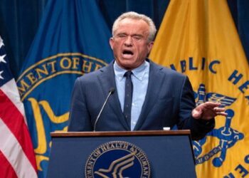 ΗΠΑ: Ο υπουργός Υγείας, επί μακρόν πολέμιος των εμβολιασμών, ακυρώνει χρηματοδοτήσεις εμβολίων mRNA