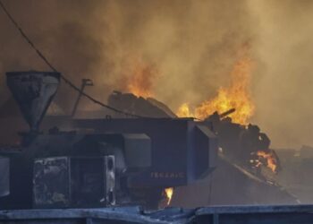 Reuters: Η Ρωσία «κολυμπάει» στο πετρέλαιο αλλά ξεμένει από βενζίνη μετά τις ουκρανικές επιθέσεις στα διυλιστήριά της