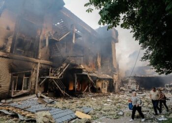 Δεκάδες τραυματίες καθώς η Ρωσία συνεχίζει να βομβαρδίζει πόλεις της Ουκρανίας