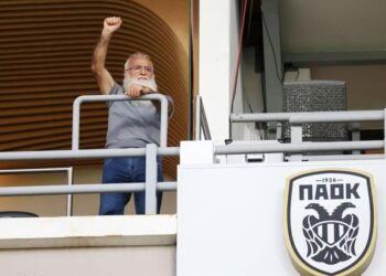 Στην Τούμπα ο Ιβάν Σαββίδης – Τον αποθέωσαν – Τι είπε στους παίκτες